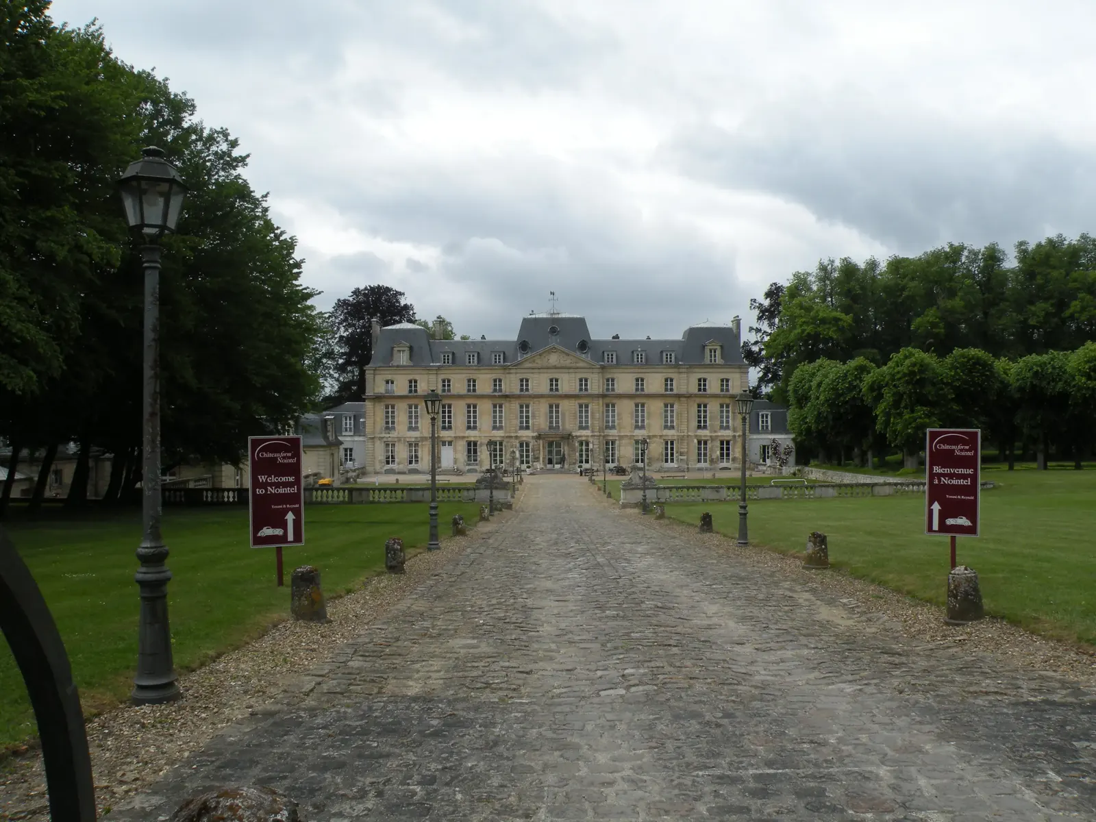 Nettoyage de façade Nointel — château de Nointel et coteaux boisés